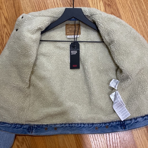 New with Tag Levi’s Trucker Jean Jacket with Faux Fur Sherpa lining - Picture 2 of 6
